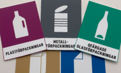 Återvinningsskyltar som du utformar direkt online med egen text och färg.