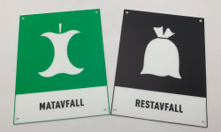 Återvinningsskyltar som du utformar direkt online med egen text och färg.