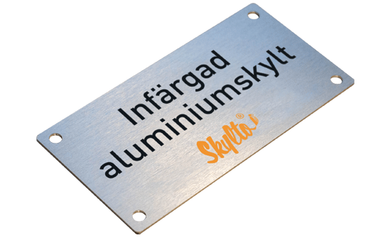 Infärgade, även kallade eloxerade, aluminiumskyltar