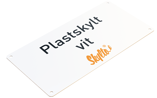 Vita plastskyltar med eget tryck.